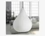 Hængelampe med en glat, mat hvid glasskærm formet som en dråbe. Lampen har en elegant metalfatning øverst og hænger i en sort ledning. Designet er moderne og minimalistisk, velegnet til nutidige indretninger.