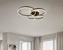Loftmonteret lampe med et moderne design bestående af fire sammenhængende LED-ringe i forskellige størrelser. Ringene har en mat sort finish og integreret, diffust lys, der giver en blød og jævn belysning. Lampen sidder tæt på loftet og egner sig derfor til rum med lavere lofthøjde. Det geometriske og minimalistiske udtryk passer godt til moderne indretning.