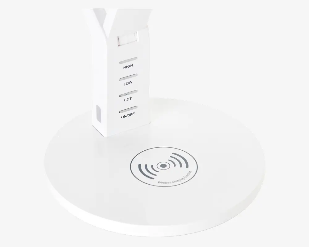 En moderne, rund hvid base med indbygget trådløs opladningsplade markeret med et cirkelsymbol. På basen sidder et lodret kontrolpanel med fire knapper mærket HIGH, LOW, CCT og ON/OFF samt en skydeknap øverst. Designet er slankt og minimalistisk, velegnet til skrivebord eller sengebord.