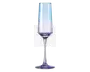 Høj, slank glas med et facetslebet, geometrisk design og en diskret farvegradient, der går fra klar øverst til en lys lilla nuance ved bunden. Glasset har en lang, elegant stilk og en solid, rund fod, hvilket giver det et moderne og sofistikeret udseende.