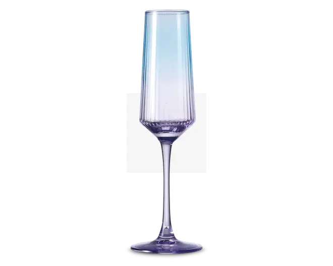 Høj, slank glas med et facetslebet, geometrisk design og en diskret farvegradient, der går fra klar øverst til en lys lilla nuance ved bunden. Glasset har en lang, elegant stilk og en solid, rund fod, hvilket giver det et moderne og sofistikeret udseende.