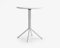 Rundt bord med en glat, hvid bordplade og en central metalfod. Foden deler sig i fire skråtstillede ben for stabilitet, og hvert ben har beskyttende endestykker. Designet er minimalistisk og moderne, velegnet til små rum eller uformelle omgivelser.