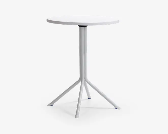 Rundt bord med en glat, hvid bordplade og en central metalfod. Foden deler sig i fire skråtstillede ben for stabilitet, og hvert ben har beskyttende endestykker. Designet er minimalistisk og moderne, velegnet til små rum eller uformelle omgivelser.