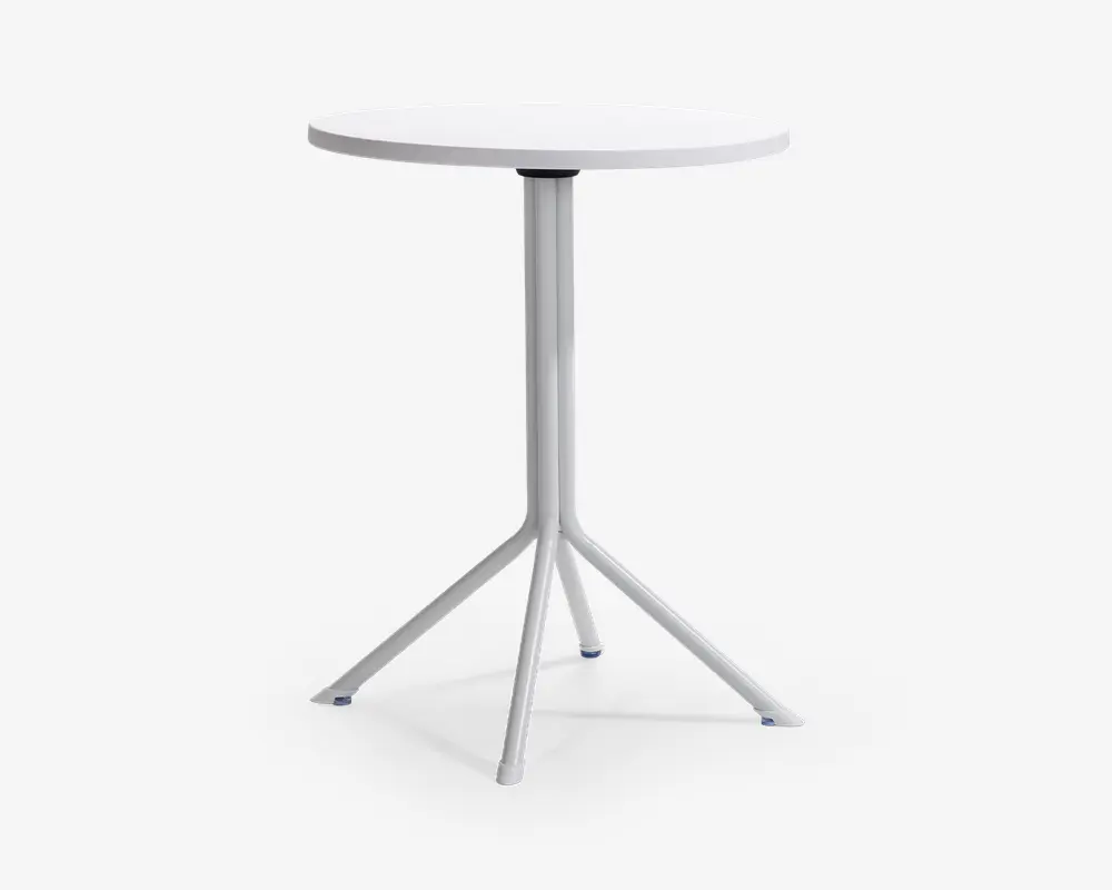 Rundt bord med en glat, hvid bordplade og en central metalfod. Foden deler sig i fire skråtstillede ben for stabilitet, og hvert ben har beskyttende endestykker. Designet er minimalistisk og moderne, velegnet til små rum eller uformelle omgivelser.