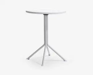 Rundt bord med en glat, hvid bordplade og en central metalfod. Foden deler sig i fire skråtstillede ben for stabilitet, og hvert ben har beskyttende endestykker. Designet er minimalistisk og moderne, velegnet til små rum eller uformelle omgivelser.