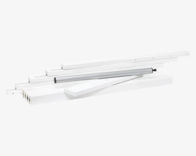 Flere lange, rektangulære hvide træplanker i forskellige længder er stablet sammen, ledsaget af en enkelt cylindrisk metalstang. Plankerne har glatte overflader og rene kanter, og metalstangen har en sort hætte eller fitting i den ene ende.