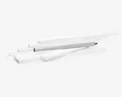 Flere lange, rektangulære hvide træplanker i forskellige længder er stablet sammen, ledsaget af en enkelt cylindrisk metalstang. Plankerne har glatte overflader og rene kanter, og metalstangen har en sort hætte eller fitting i den ene ende.