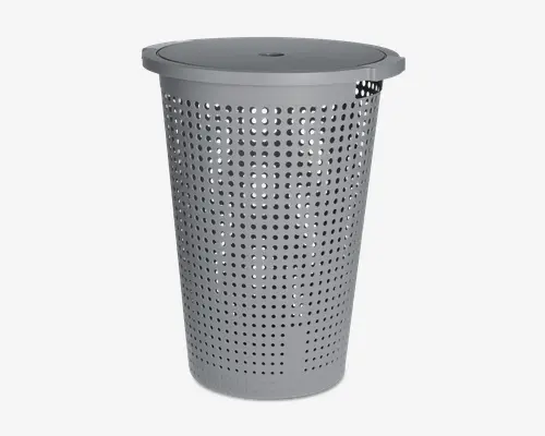 Høj, cylindrisk beholder lavet af gråt metal med et perforeret design, der har jævnt fordelte runde huller over hele kroppen. Den har et fladt, aftageligt låg med et lille centralt håndtag for nem løftning. Beholderens moderne, minimalistiske udseende suppleres af dens robuste konstruktion og ventilationshuller, hvilket gør den velegnet til luftcirkulation og nem rengøring.