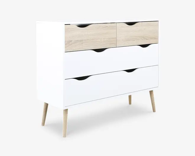 Et moderne skab med fire skuffer i et minimalistisk design. De to øverste skuffer har en lys træfinish, mens de to nederste skuffer er hvide. Alle skuffer har buede udskæringer som greb for nem åbning. Skabet står på fire skrå, lyse træben, hvilket giver det et skandinavisk udtryk.