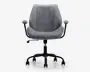 En moderne kontorstol med polstret sæde og ryglæn betrukket med lysegråt stof. Ryglænet har lodrette, syede linjer for ekstra struktur. Stolen har polstrede armlæn, en sort justerbar base med fem ben og hjul, der ruller let for nem bevægelighed.