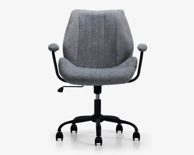 En moderne kontorstol med polstret sæde og ryglæn betrukket med lysegråt stof. Ryglænet har lodrette, syede linjer for ekstra struktur. Stolen har polstrede armlæn, en sort justerbar base med fem ben og hjul, der ruller let for nem bevægelighed.