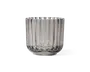 Klar glasbeholder med cylindrisk form og lodret rillet struktur langs siderne. Glasset har en tyk, solid bund og en bred åbning foroven. Det rillede design giver et dekorativt og taktilt udtryk, hvilket gør det velegnet til både funktionel og dekorativ brug.