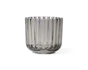Klar glasbeholder med cylindrisk form og lodret rillet struktur langs siderne. Glasset har en tyk, solid bund og en bred åbning foroven. Det rillede design giver et dekorativt og taktilt udtryk, hvilket gør det velegnet til både funktionel og dekorativ brug.