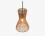 Hængelampe med en skærm flettet af rattan i en naturlig lysebrun farve. Skærmen har en timeglasform med bred bund og smallere top, hvilket giver et moderne og rustikt udtryk. Det åbne fletdesign lader lyset sprede sig blødt og kaster dekorative skygger. Lampen hænger i en sort ledning fra midten af toppen.
