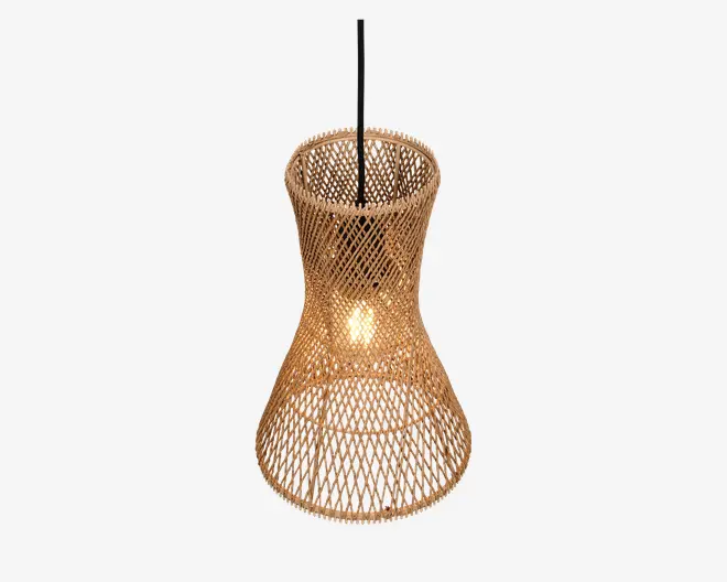 Hængelampe med en skærm flettet af rattan i en naturlig lysebrun farve. Skærmen har en timeglasform med bred bund og smallere top, hvilket giver et moderne og rustikt udtryk. Det åbne fletdesign lader lyset sprede sig blødt og kaster dekorative skygger. Lampen hænger i en sort ledning fra midten af toppen.