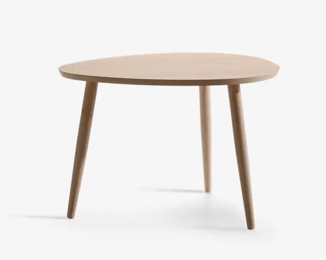 Rundt bord med en glat, lys træfinish. Har et minimalistisk design med tre let skrå, cylindriske ben. Bordpladen har en tynd profil, hvilket giver et moderne og let udtryk.