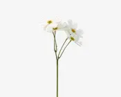 Kunstig blomsterstilk med tre hvide blomster, der ligner cosmos, med fine, let bølgede kronblade og gule midter. Blomsterne sidder på slanke grønne stilke og har et realistisk udseende med diskrete årer i kronbladene. Arrangementet er enkelt og elegant, velegnet til dekoration.