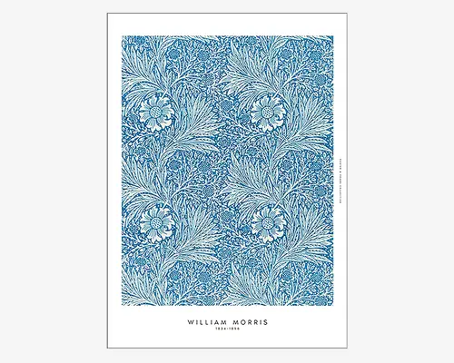 Billedet viser et dekorativt tryk med et indviklet blomstermønster i blå og hvide nuancer. Designet består af store, stiliserede blomster med detaljerede kronblade, omgivet af snoede blade og mindre blomster, hvilket skaber et tæt, gentagende motiv. Trykket har en hvid kant, og navnet 'William Morris' samt hans fødsels- og dødsår er trykt under kunstværket, hvilket indikerer, at designet er forbundet med den berømte designer.
