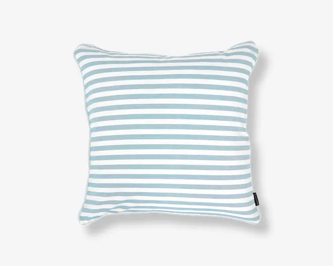 Firkantet pude med et mønster af jævnt fordelte, vandrette striber i lyseblå og hvid. Kanterne er let markerede med piping, hvilket giver puden en tydelig ramme. Stoffet ser glat ud, og puden fremstår blød og komfortabel.