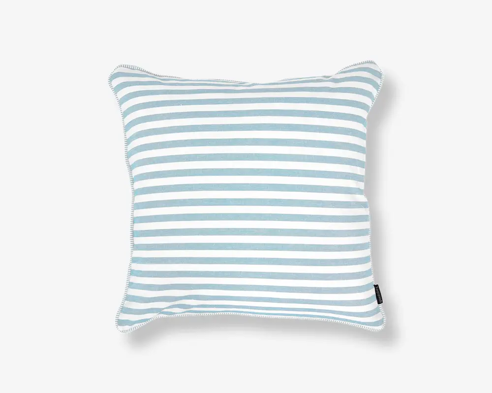 Firkantet pude med et mønster af jævnt fordelte, vandrette striber i lyseblå og hvid. Kanterne er let markerede med piping, hvilket giver puden en tydelig ramme. Stoffet ser glat ud, og puden fremstår blød og komfortabel.
