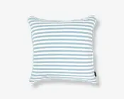 Firkantet pude med et mønster af jævnt fordelte, vandrette striber i lyseblå og hvid. Kanterne er let markerede med piping, hvilket giver puden en tydelig ramme. Stoffet ser glat ud, og puden fremstår blød og komfortabel.