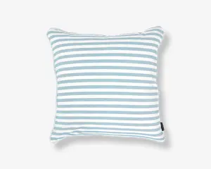 Firkantet pude med et mønster af jævnt fordelte, vandrette striber i lyseblå og hvid. Kanterne er let markerede med piping, hvilket giver puden en tydelig ramme. Stoffet ser glat ud, og puden fremstår blød og komfortabel.