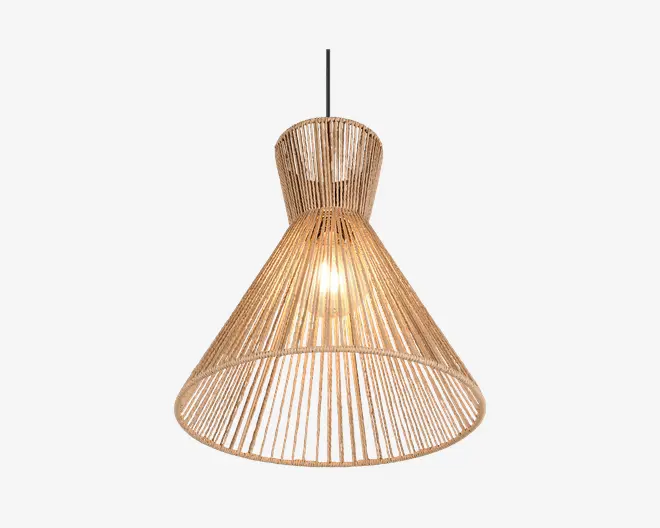 Hængelampe med en konisk skærm fremstillet af naturligt flettet rattan eller kurvemateriale. Designet består af jævnt fordelte lodrette strenge, der skaber en luftig og åben struktur, som lader lyset sprede sig blødt. Skærmen er smallere foroven og bredere forneden, hvilket giver et moderne og rustikt udtryk. Pæren er synlig gennem fletmønstret, hvilket forstærker den varme, hyggelige belysning.