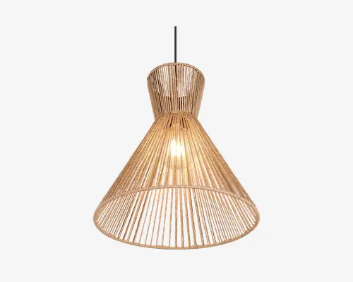 Hængelampe med en konisk skærm fremstillet af naturligt flettet rattan eller kurvemateriale. Designet består af jævnt fordelte lodrette strenge, der skaber en luftig og åben struktur, som lader lyset sprede sig blødt. Skærmen er smallere foroven og bredere forneden, hvilket giver et moderne og rustikt udtryk. Pæren er synlig gennem fletmønstret, hvilket forstærker den varme, hyggelige belysning.