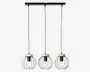 Moderne loftlampe med tre hængende pendler, der er fastgjort til en rektangulær sort metalbase. Hver pendel har et kugleformet åbent metalgitter i sort og en naturlig trædetalje øverst. Pærerne er synlige, hvilket giver et industrielt og moderne udtryk.