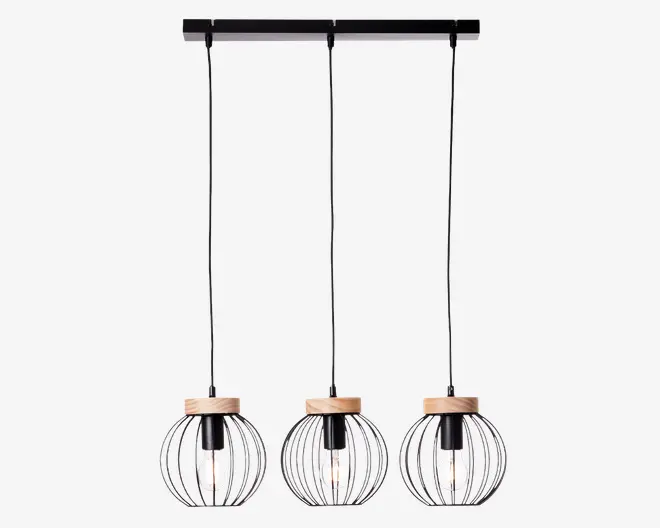 Moderne loftlampe med tre hængende pendler, der er fastgjort til en rektangulær sort metalbase. Hver pendel har et kugleformet åbent metalgitter i sort og en naturlig trædetalje øverst. Pærerne er synlige, hvilket giver et industrielt og moderne udtryk.