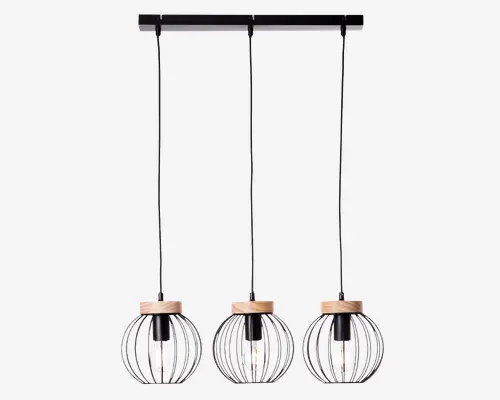 Moderne loftlampe med tre hængende pendler, der er fastgjort til en rektangulær sort metalbase. Hver pendel har et kugleformet åbent metalgitter i sort og en naturlig trædetalje øverst. Pærerne er synlige, hvilket giver et industrielt og moderne udtryk.