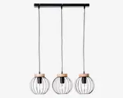 Moderne loftlampe med tre hængende pendler, der er fastgjort til en rektangulær sort metalbase. Hver pendel har et kugleformet åbent metalgitter i sort og en naturlig trædetalje øverst. Pærerne er synlige, hvilket giver et industrielt og moderne udtryk.