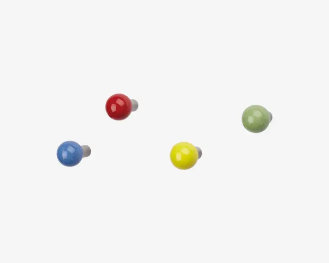 Sæt med fire runde tegnestifter med blank overflade i forskellige farver: rød, blå, gul og grøn. Hver tegnestift har et kugleformet plastikhoved og en metalspids til at fastgøre papirer eller noter til overflader.