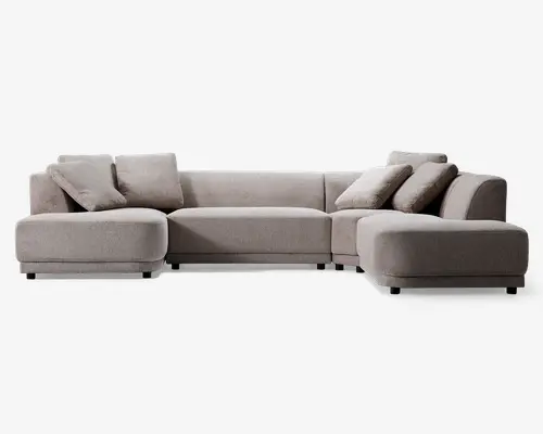 Moderne L-formet hjørnesofa betrukket med lysebeige stof. Sofaen har brede, dybe sæder med lave ryglæn og armlæn. Inkluderer fire matchende, firkantede puder for ekstra komfort. Sofaen har et rent, minimalistisk design med glatte linjer og står på korte, næsten usynlige ben.