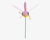 Dekorativ havelåge formet som en guldsmed, med et levende farveskema i pink og gul. Guldsmeden har to store, gennemsigtige vinger med pink detaljer, en stribet krop og tynde, gule ben. Stangen er lavet af metal og beregnet til at blive sat i jorden til udendørs brug.