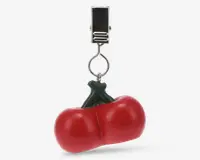 En dekorativ klemme med en realistisk, blank rød tomatcharm med grøn stilk. Tomaten er fyldig og let hjerteformet, fastgjort til en robust sølvfarvet metalklemme via en lille ring, velegnet til at sætte på tasker, tøj eller andre accessories.
