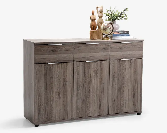 Et rektangulært skab med lysegrå træstruktur, der har tre øverste skuffer med slanke metalhåndtag og tre nederste låger med tilsvarende håndtag. Skabet har en glat, flad top, som er dekoreret med træfigurer af dyr, en lille globus, en vase med grønne grene og en stak bøger. Designet er moderne og minimalistisk med rene linjer og naturlig trætekstur.