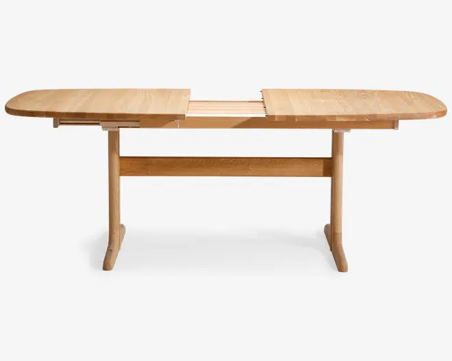 Bord i lyst træ med udtræksfunktion, vist delvist åbnet med midterpladen fjernet. Bordpladen har afrundede kanter og en glat overflade. Benene er let skråtstillede og forbundet med en vandret støttebjælke for ekstra stabilitet.