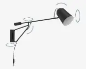 Moderne vægmonteret lampe med mat sort finish, der har en justerbar arm med flere drejepunkter for fleksibel placering. Lampens hoved er konisk og kan drejes for at rette lyset efter behov. Designet inkluderer en slank, minimalistisk monteringsplade og en synlig ledning med en indbygget kontakt.