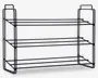 Tredelt åbent stativ lavet af sort metal med et minimalistisk trådramme-design. Hver hylde består af parallelle metalstænger, som giver stabil støtte og mulighed for luftcirkulation. Stativet har rektangulære sidepaneler med integrerede håndtag øverst, så det er nemt at flytte eller omplacere. Det samlede udtryk er moderne og funktionelt, velegnet til organisering af ting i forskellige rum.