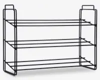 Tredelt åbent stativ lavet af sort metal med et minimalistisk trådramme-design. Hver hylde består af parallelle metalstænger, som giver stabil støtte og mulighed for luftcirkulation. Stativet har rektangulære sidepaneler med integrerede håndtag øverst, så det er nemt at flytte eller omplacere. Det samlede udtryk er moderne og funktionelt, velegnet til organisering af ting i forskellige rum.