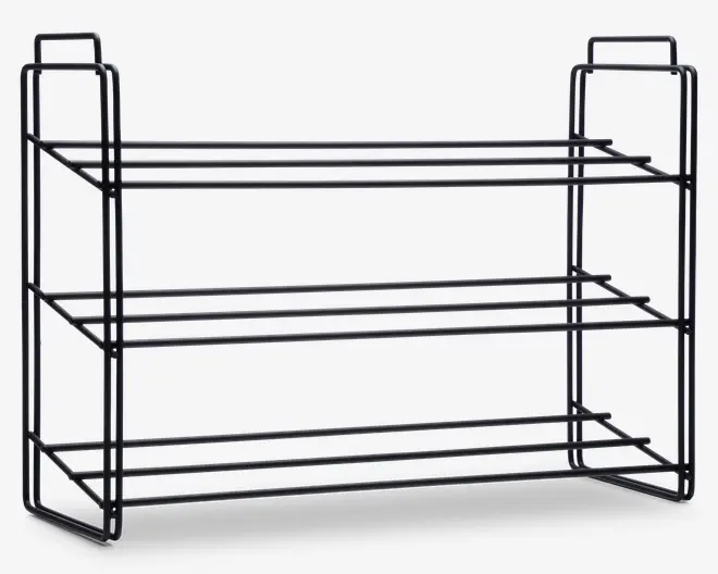 Tredelt åbent stativ lavet af sort metal med et minimalistisk trådramme-design. Hver hylde består af parallelle metalstænger, som giver stabil støtte og mulighed for luftcirkulation. Stativet har rektangulære sidepaneler med integrerede håndtag øverst, så det er nemt at flytte eller omplacere. Det samlede udtryk er moderne og funktionelt, velegnet til organisering af ting i forskellige rum.