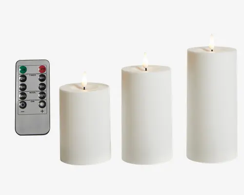 Sæt med tre LED-stearinlys uden flamme i forskellige højder, hver med en glat, hvid voks-lignende overflade og en realistisk flimrende flammeeffekt. Sættet inkluderer en fjernbetjening med flere timerindstillinger (2T, 4T, 6T, 8T), justering af lysstyrke og valg af tilstand for stearinlys eller konstant lys. Lysene er cylindriske og har et moderne, minimalistisk udseende.