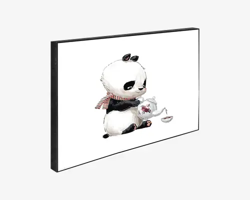 Indrammet kunstværk med en sød illustration af en panda iført et rød- og hvidstribet tørklæde, der hælder te fra en tekande med blomstermotiv ned i en lille tekop. Baggrunden er helt hvid, hvilket fremhæver den legende og fantasifulde stil i pandaillustrationen.