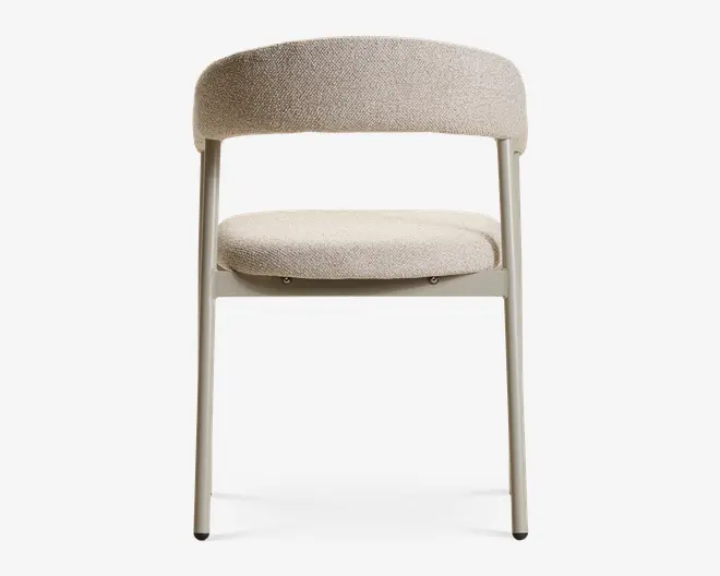 En lysebeige polstret stol med afrundet ryglæn, polstret sæde og slanke ben i matchende farve.