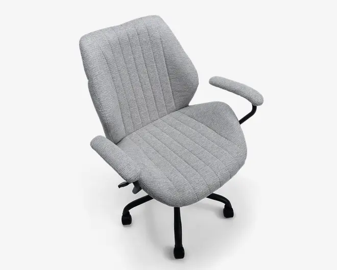 En moderne kontorstol med lysegråt polstret stof og lodrette syninger på sæde og ryglæn. Stolen har polstrede armlæn, ergonomisk formet rygstøtte og en sort fembenet fod med hjul for nem bevægelse.