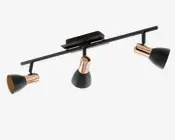 Et moderne loftarmatur med tre justerbare spotlys. Hver spot har en mat sort, konisk skærm med en metallisk guldfarvet detalje ved basen. Lamperne er monteret på en lige sort stang, der er fastgjort til en rektangulær loftplade, hvilket giver mulighed for retningsbestemt belysning. Designet kombinerer moderne stil med et elegant præg fra gulddetaljerne.