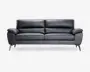 Elegant, moderne sofa betrukket med glat sort læder og bløde, fyldige ryg- og sædehynder for ekstra komfort. Sofaen har brede, polstrede armlæn og let skrå, koniske ben i mørk finish, hvilket giver et moderne udtryk. Syningerne er diskrete og rene, hvilket understreger det minimalistiske design.