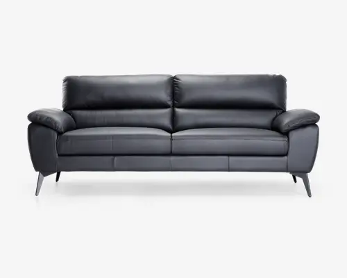 Elegant, moderne sofa betrukket med glat sort læder og bløde, fyldige ryg- og sædehynder for ekstra komfort. Sofaen har brede, polstrede armlæn og let skrå, koniske ben i mørk finish, hvilket giver et moderne udtryk. Syningerne er diskrete og rene, hvilket understreger det minimalistiske design.