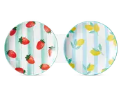 To runde tallerkener med farverige frugtmotiver. Den venstre tallerken har et mønster af røde jordbær med grønne blade på en hvid baggrund med lodrette grønne akvarelstriber. Den højre tallerken viser gule citroner med grønne blade på en hvid baggrund med lodrette blå akvarelstriber. Begge tallerkener har en blank overflade og et legende, sommerligt udtryk.